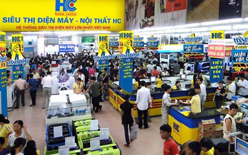 Nhiều mặt hàng giảm giá 50% trong dịp khai trương siêu thị HC 