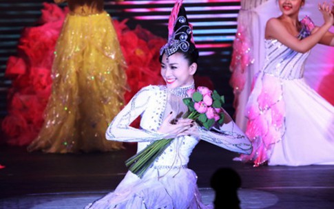 Ngô Thanh Vân không vui khi đeo kim cương giữa thời buổi khó khăn