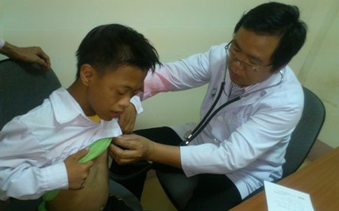 Hàng trăm trẻ em nghèo ở Hà Tĩnh được khám bệnh