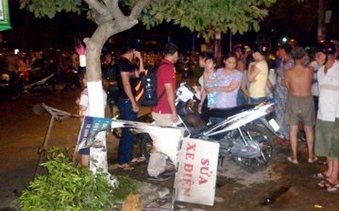 Rùng mình cô gái bị thiêu trước cổng phòng trà