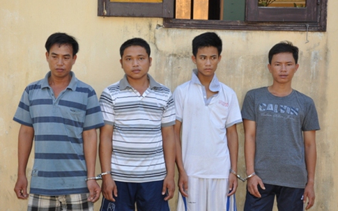 Nhân viên cửa hàng xăng dầu "hút" trộm xăng dầu
