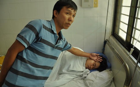 Hàng chục người nhập viện nghi ngộ độc do ăn bánh mì