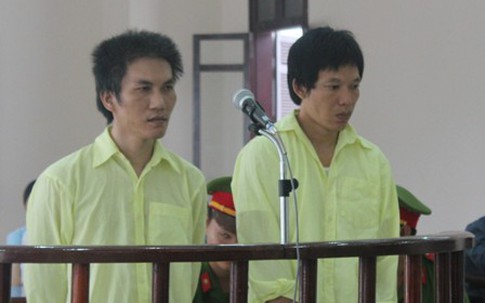 Bị cáo tại tòa án Đà Nẵng mặc "đồng phục"?