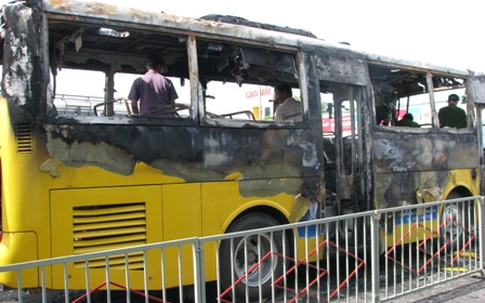 Xe buýt bốc cháy trong bến xe