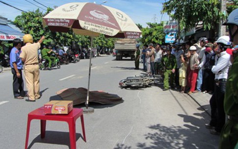 Thiếu nữ chết thảm dưới bánh xe ben