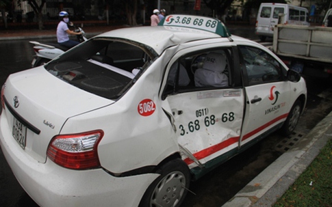 Hành khách đi taxi phải nhập viện sau va chạm giữa xe taxi và xe khách