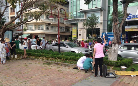 Ông già tự thiêu bên bờ sông