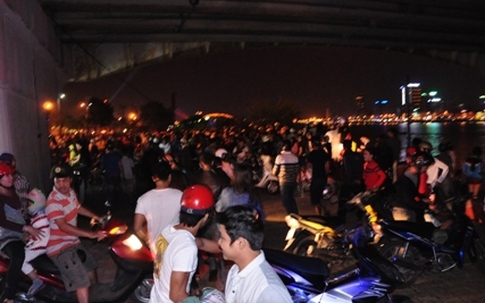 Khuyên chồng bỏ cá độ bóng đá không được, vợ nhảy cầu tự tử