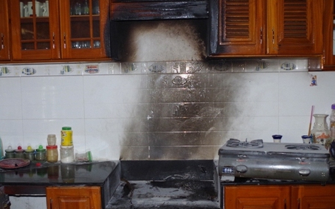 Bật bếp gas nấu ăn bất ngờ lửa bốc cháy dữ dội