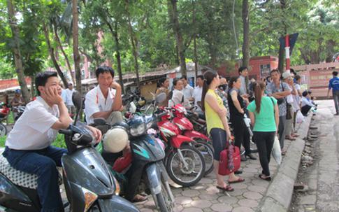 Hà Nội: Phụ phuynh “trốn” nắng ngóng sĩ tử