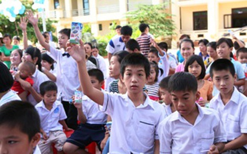 Trẻ em nghèo nhận Quỹ sữa “Vươn cao Việt Nam”