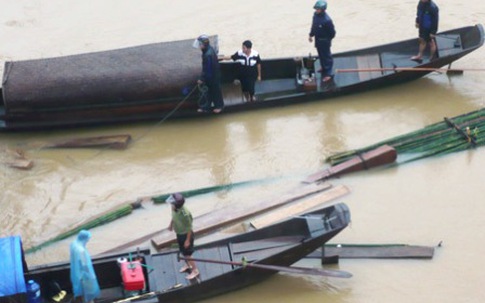 Bắt gỗ lậu trên sông