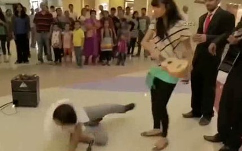 Đang cầu hôn bất ngờ bị bạn gái tấn công vì quá "sến"