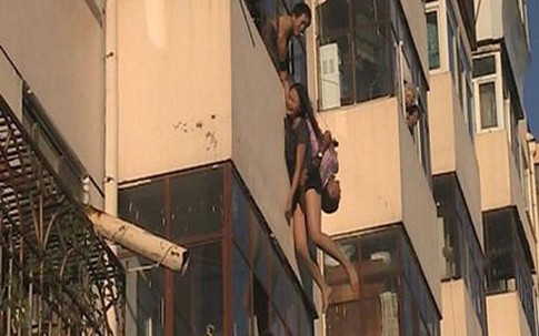 Nghẹt thở chứng kiến cảnh giải cứu cô gái đòi nhảy lầu tự tử