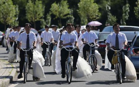 Độc đáo 16 cặp đôi tổ chức đón dâu bằng xe đạp