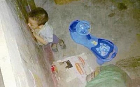 Phẫn nộ bé trai 5 tuổi bị bà nội bỏ đói, nhốt trong nhà kho vì lấy trộm tiền 　