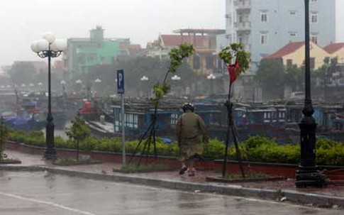 Miền trung, đang vật lộn trong bão