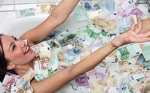 Thiếu nữ bị "ném đá" vì khoe ảnh tắm trong tiền