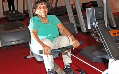 Choáng với cụ bà 101 tuổi vẫn tập gym đều đặn như thanh niên