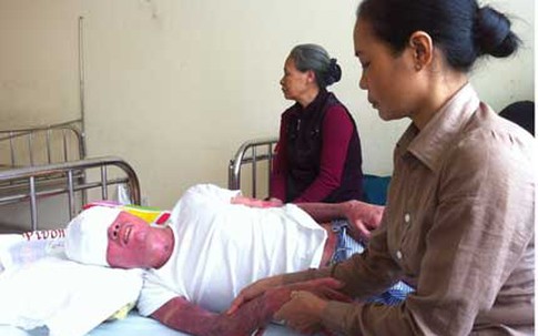 Người đàn bà góa vay nặng lãi chữa bệnh cho con