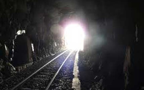 "Thâm cung bí sử" (54-7): Tia sáng cuối đường hầm