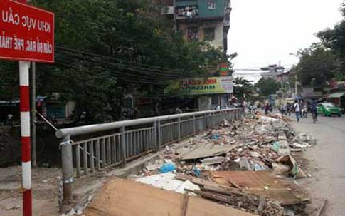 Hà Nội: Vì sao rác ngập cầu Đông Tác?