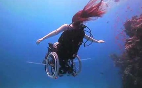 Cô gái lặn biển bằng xe lăn
