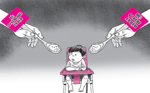 Mẹ chồng nàng dâu giành nhau cho con ăn dặm