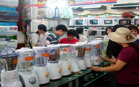 Đầu mùa nóng, hàng giải nhiệt tăng giá vẫn nườm nượp khách