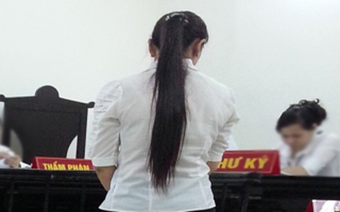 Trần tình của người phụ nữ hất mắm tôm vào 7 công an