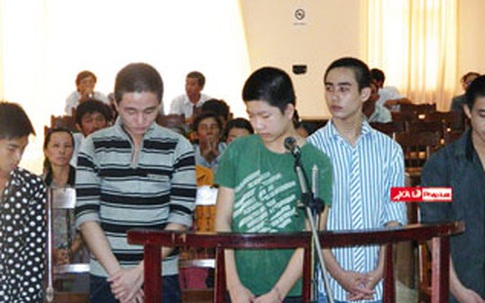 Bi hài cướp xong còn “mời“ nạn nhân nâng chén giữa bãi tha ma