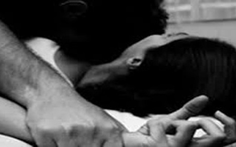 Một nữ nhân viên massage bị hiếp dâm