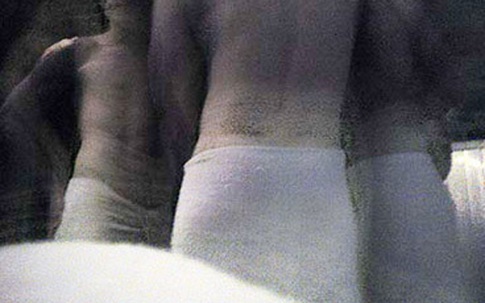 Bắt quả tang hai nam mại dâm đang "phục vụ" các quý bà