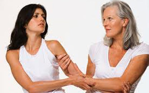 Lòng chị quặn đau khi bị đuổi khỏi nhà vì treo ảnh bố mẹ đẻ