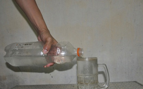 Rượu pha bằng... thuốc sâu và phân lân bán khắp Hà Nội