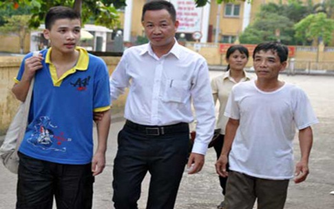 Nam sinh hiếu học rơi nước mắt khi được thả tự do tại tòa