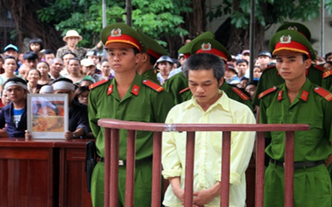 Chân dung kẻ cuồng tình thiêu thiếu nữ trước phòng trà