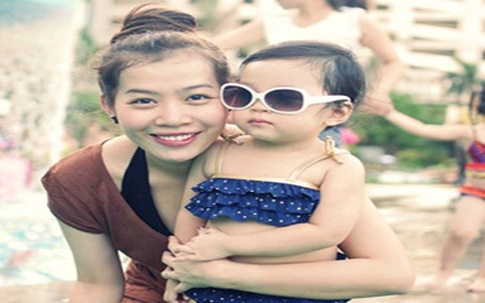 MC Diệp Chi khoe con gái đáng yêu với bikini