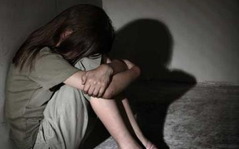 Gã thanh niên đồi bại dùng gạt tàn thuốc lá dọa bé gái để hiếp dâm