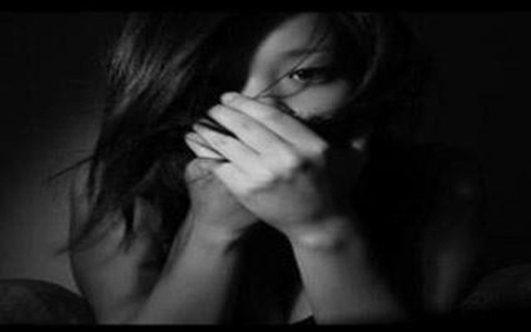 Thiếu nữ thất kinh bị nhóm "yêu râu xanh" hiếp dâm hội đồng