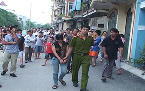 Cô gái “bay” qua nóc nhà như “người nhện” để trộm cắp