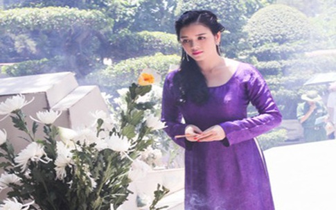 Lý Nhã Kỳ rưng rưng trước mộ các nữ chiến sĩ Ngã ba Đồng Lộc