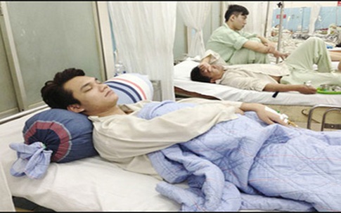 Khắc Việt phải nhập viện khẩn cấp