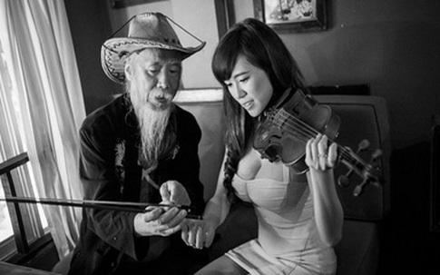 Hotgirl Mai Thỏ nối gót 'Bà Tưng' tung ảnh khoe ngực ngồn ngộn bên cụ ông dạy nhạc