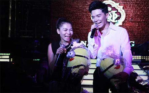 Nathan Lee phải dùng 2 ô tô mang hoa và quà sinh nhật về nhà