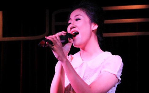 Văn Mai Hương khóc thương Wanbi Tuấn Anh trên sân khấu
