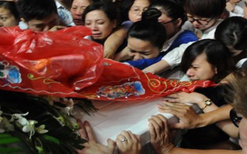 Mẹ và em gái gục ngã thời khắc tiễn biệt Wanbi Tuấn Anh