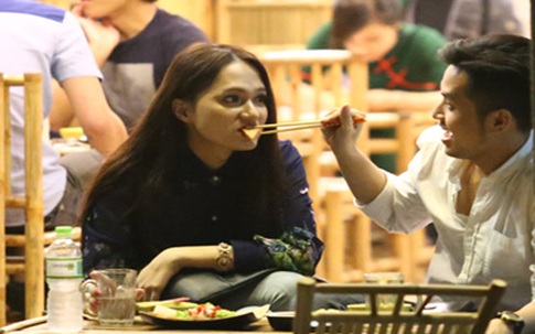 Hương Giang Idol và bạn trai đút cho nhau ăn ở quán vỉa hè