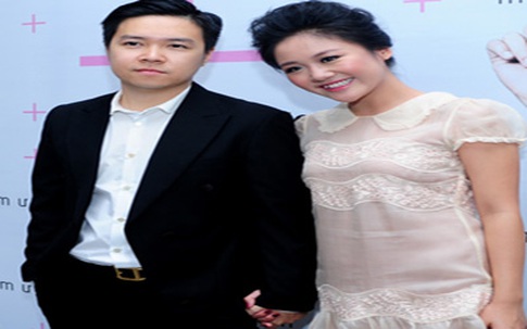 Văn Mai Hương nắm chặt tay Lê Hiếu trước đám đông