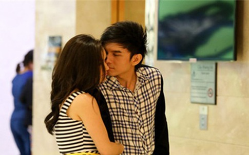 Đan Trường hôn vợ nồng thắm ngay giữa phố